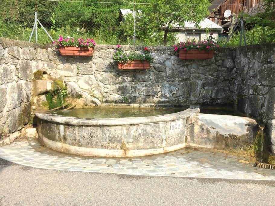 La fontaine en pierre de Chaparon